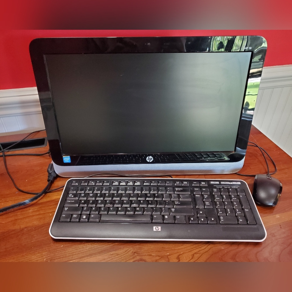 HP 19 All in One Computer with Power Cord, Keyboard, & Mouse